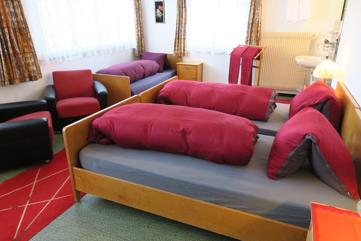 3-Bett Zimmer des Hotel Alpenhof Weisstannen
